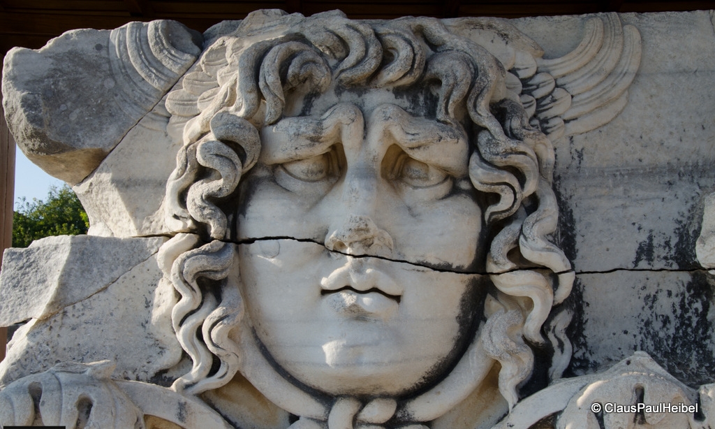 Didim Didyma Antik kenti Apollo Tapınağı içinde Medusa